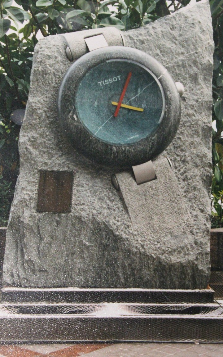 Picture of the Giant RockWatch clock sculpted by Felice Bottinelli and erected on the Kowloon Waterfront (Hong Kong). Bottinelli Sculp GmbH – Felice Bottinelli – Sculptor.
