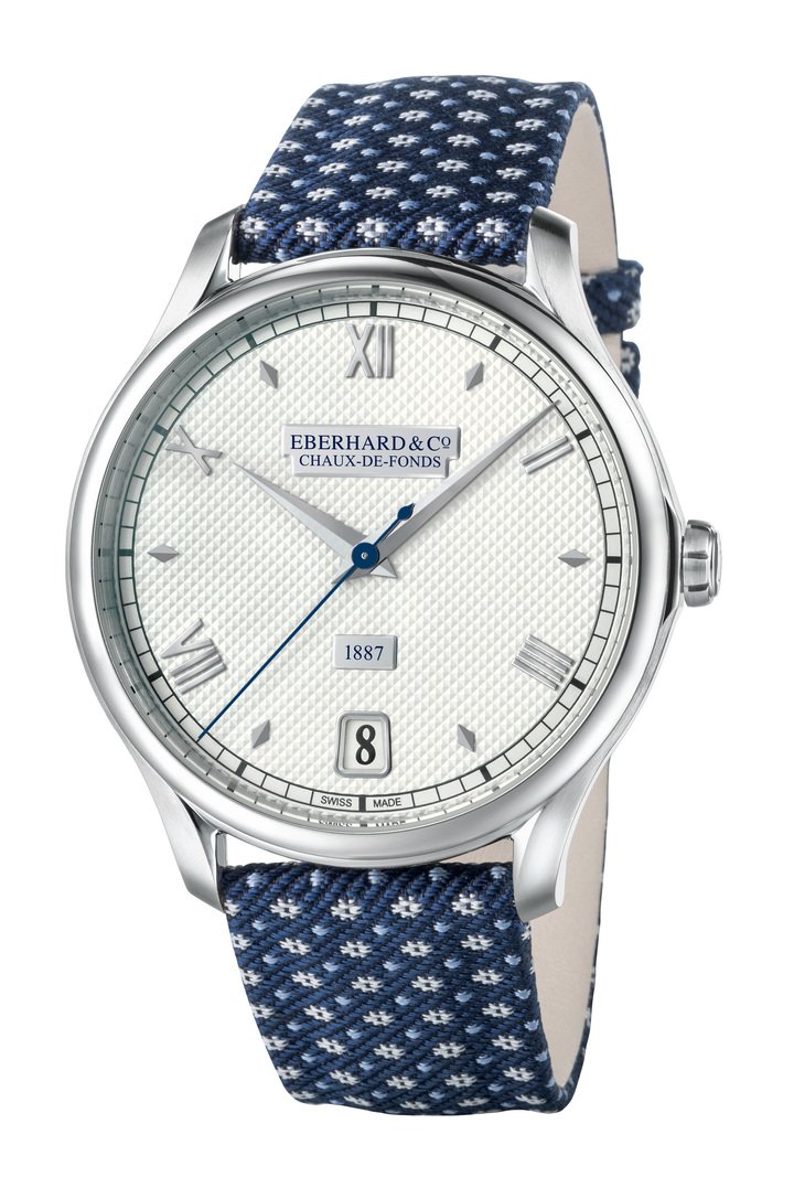 The 1887 line has a retro feel, thanks to the “clous de Paris” workmanship and the trapezoidal date window, which was used by Eberhard & Co. for some historical models. The logo on the dial is part of the historical heritage and is documented in the archives of the early 1900s. The sapphire crystal case back is certainly a high point: it proudly shows off the beauty of the EB140 calibre.