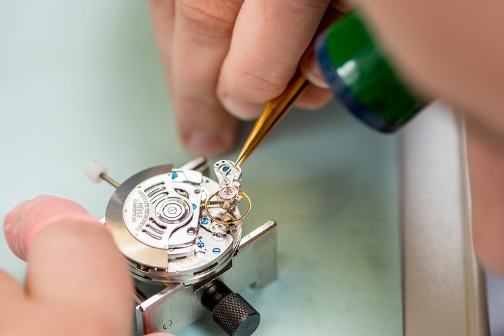 Fitting the regulating organ and balance staff of the “woodpecker” module, developed by Mühle-Glashütte