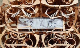 Japanese student makes clock that “writes” the time