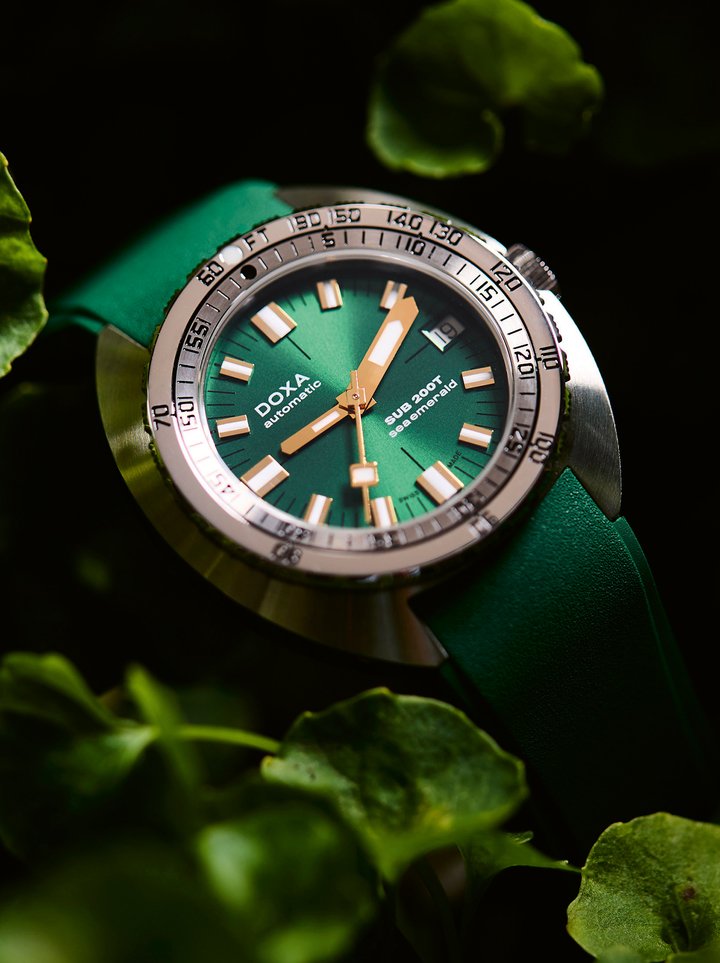 The new 39 mm Doxa SUB 200T is available in the full range of eight Doxa colours, including the newly introduced Sea Emerald Green. It comes with a choice of Iconic or Sunray dials, and the option of a rubber strap or the hallmark ‘beads of rice' bracelet in stainless steel. 