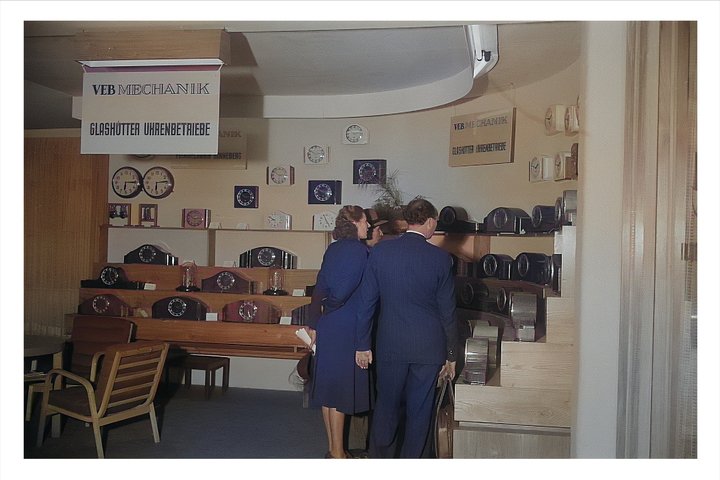 Visitors at a trade fair look at clocks by VEB Mechanik Glashütter Uhrenbetriebe ©Deutsche Fotothek