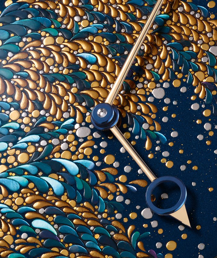 Close up of the Voutilainen Hatou which combines gold powder, gold leaf and different seashell materials with urushi lacquer.