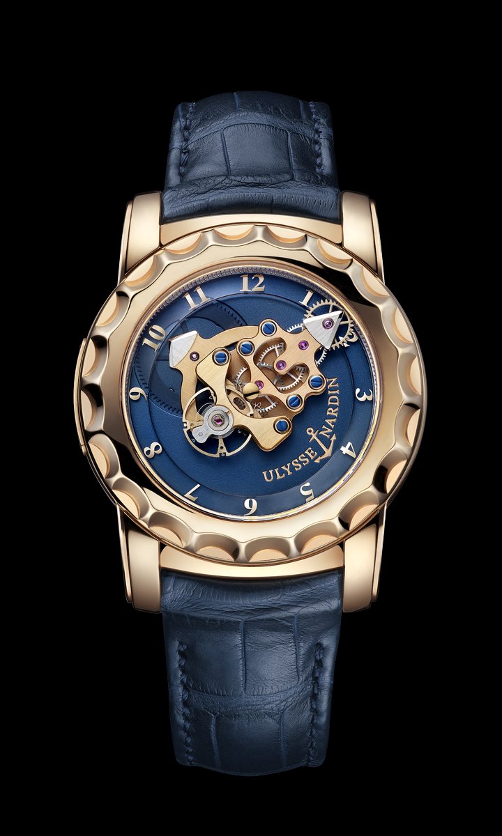 Ulysse Nardin Freak 02, ref. 026-88 (2005). Second version of this revolutionary watch, which debuted in 2001. The hours are shown by the triangular tip of the in-line movement – a first in watchmaking. The Ulysse Nardin Dual Direct Escapement is in silicon, an innovative material at that time, and functions without lubrication. There is no crown. The time is set by the rotating bezel and the mainspring is wound by the case back.
