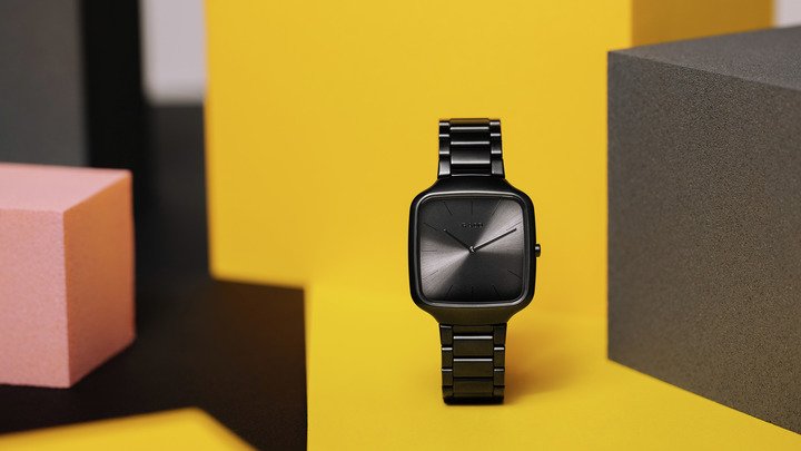 Rado introduit toujours plus de couleurs sur ses modèles True Square Thinline Les Couleurs Le Corbusier en céramique haute technologie.