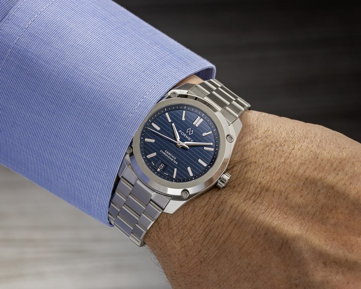  The Formex Essence 39mm model with blue dial, COSC-certified, is the brand's bestseller. Note the new, elegant logo.