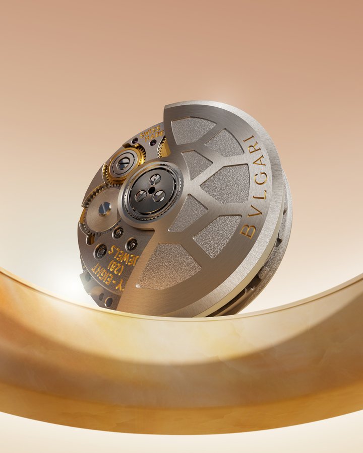 Unveiled for the Serpenti Seduttori collection and two Serpenti Tubogas creations, the Lady Solotempo measures 19mm in diameter and is 3.9mm thick. It weighs just 5 grammes and has a power reserve of 50 hours. Its round, compact shape, suited to the curves of the Serpenti, also lends itself to other Bvlgari creations.