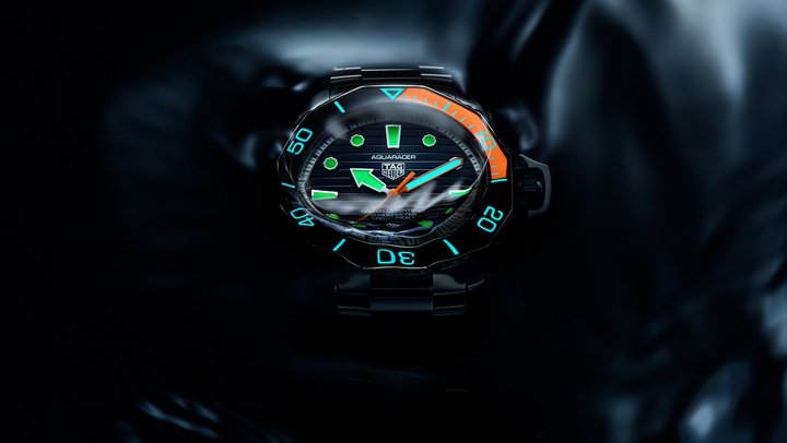 It is no coincidence that the colour orange dominates the TAG Heuer Aquaracer Superdiver 1000. It is the very colour of maritime safety, sitting opposite the blue of the ocean on the colour wheel, meaning it can be quickly spotted at sea. In addition to the ultra-visibility of this high-performing timepiece, the TAG Heuer teams have also worked on improving the ergonomics, notably by incorporating deeper recesses in the bezel to allow for better grip and to facilitate turning.