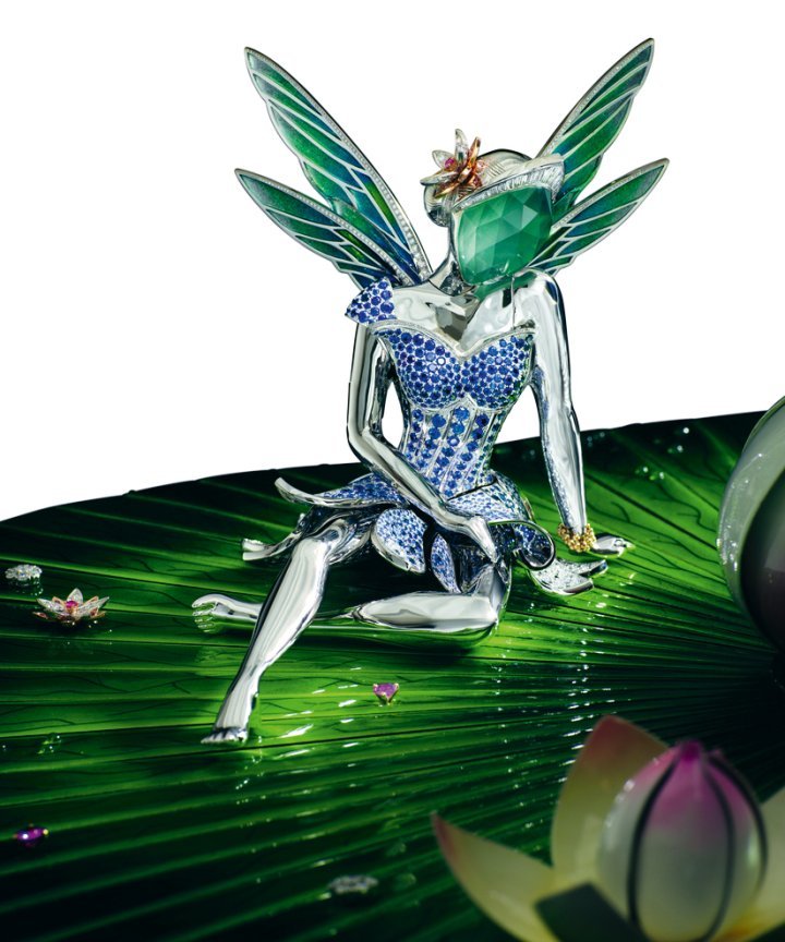 The seductive Automate Fée Ondine, Van Cleef & Arpels' first Extraordinary Object adorned with a luminous gem-set dress, seems to be immersed in her thoughts. This unique piece is the result of seven years' work and close collaboration with automaton maker François Junod. 