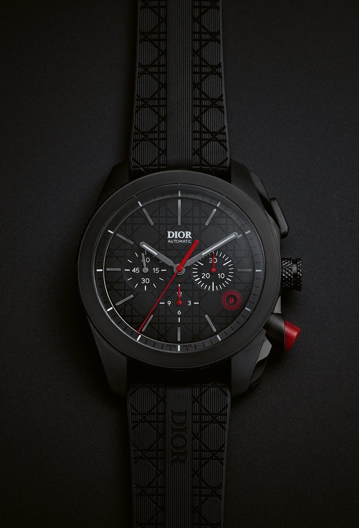 DIOR CHIFFRE ROUGE 41MM BLACK ULTRAMATTE Steel case with black DLC coating. Steel bezel with black DLC coating notched between 9 and 12 o'clock. Red chronograph pusher at 4 o'clock for stop/reset function. CD.001 Automatic movement.