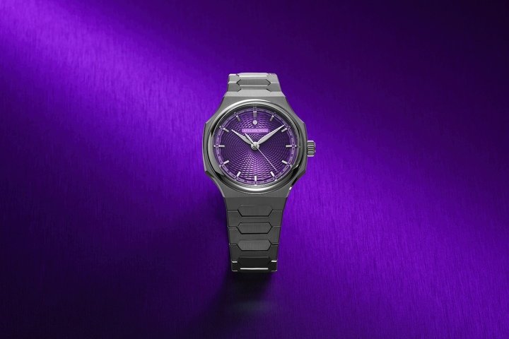 Depending on light conditions, the dial of the 睦 (Mù) goes from a deep royal purple to flashes of vivid ultraviolet. Obtained by physical vapour deposition (PVD), this colour was achieved after four series of trials. Atelier Wen's signature fishscale guilloché pattern carries on from the main Perception models: 缥 (Piāo), 影 (Yǐng) and 霞 (Xiá).